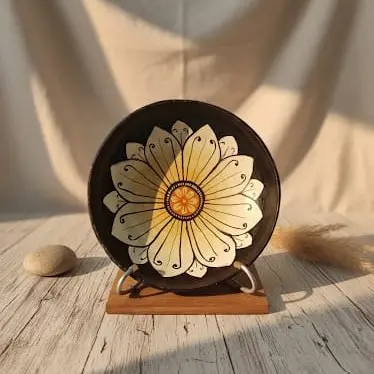 [HI070170004] Painted Coconut Shell with Stand 